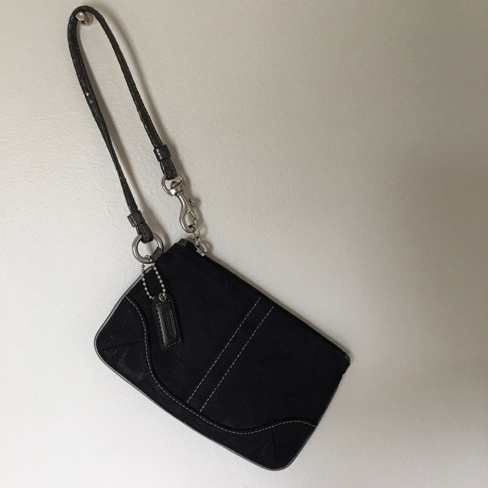 Coach Signature Wristlet🍷
